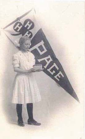 girl3cloverflag1907